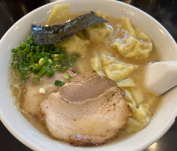 「雲呑麺＋半ライス」@らーめん 茂木の写真