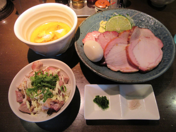 「つけ蕎麦塩（１１００円）＋肉マヨ丼３５０円＋釜焼き他」@麺や 虎徹の写真