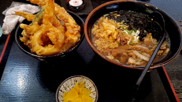 「お昼お得セット鳥中華」@そば焼肉ふくろうの写真