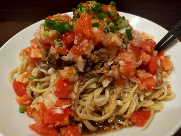 「ニンニクいっぱいの冷たい麵トマトサルサ添え・麺増600」@ピコピコポンの写真