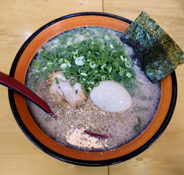 「たつ麺(とんこつ塩味)+青ネギ、味玉(1040円)」@らーめん たつ 小手指店の写真