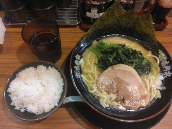 「塩760円(壱角家の日600円)ほうれん草120円ライス無料」@横浜家系ラーメン 壱角家 柏東口店の写真