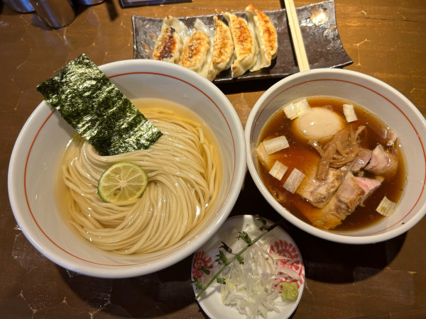 「特級醤油昆布水つけ蕎麦1390円、餃子400円、薬味150円」@特級鶏蕎麦 龍介 土浦学園通り店の写真