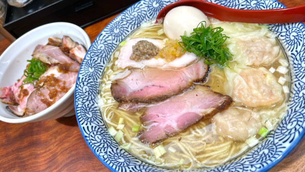 「特製塩そば、大盛り、煮玉子、豚飯」@三馬路 東京店の写真
