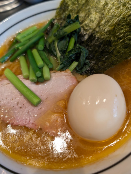 「味玉らーめん・にんにくの芽増し」@らーめん飛粋 武蔵新田店の写真