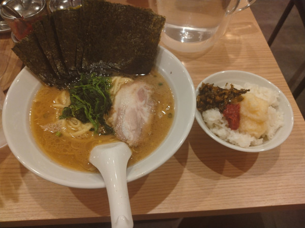 「ラーメン(並)¥900+のり¥150+ライス無料」@ラーメンモンタナ 秋葉原店の写真