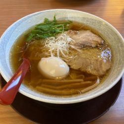 鶏らぁ麺しょうゆ、煮たまご(900円)