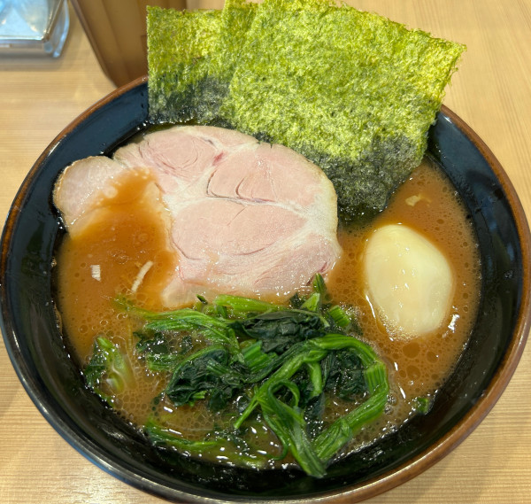 「並ラーメン+味玉+無料ライス」@横浜家系ラーメン 武虎家 尾山台店の写真