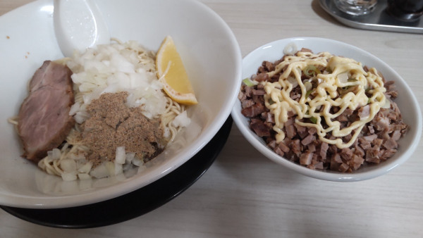 「油そば550円　豚めし（麺とセット）200円」@寺カフェ 中華そば水加美の写真