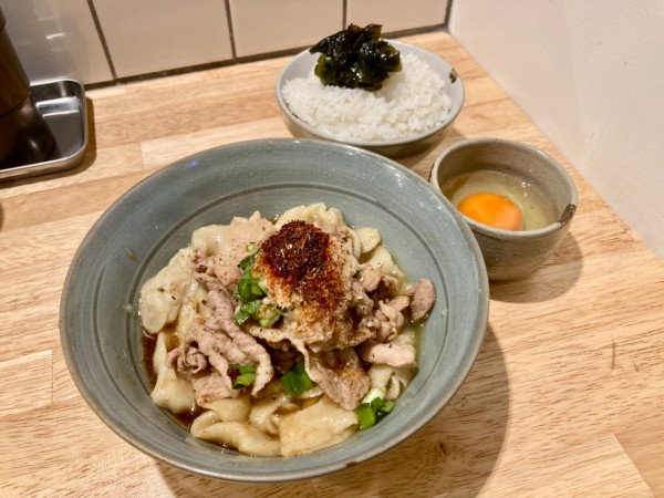 「手打ちスタミナ(生卵)1300円＋ご飯(2杯)+青唐」@だしと麺 遊泳の写真