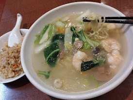 「本日のおすすめ 海老ワンタン+半炒飯(800)」@隆昌飯店の写真