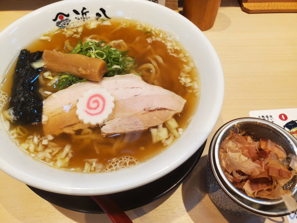 「貝だし 追いかつお中華そば」@巻き鮨 中華そば 浜八 横浜ランドマークタワー店の写真