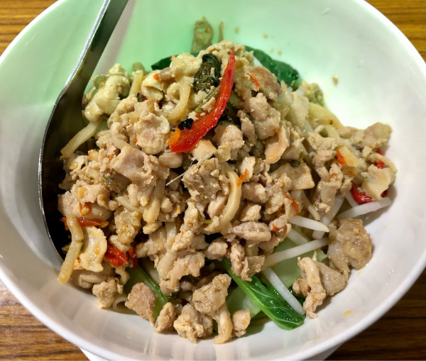 「【ヘーンガパオガイ】クィティアオセンヤイ1100円」@ゲウチャイ 横浜クイーンズイースト店の写真