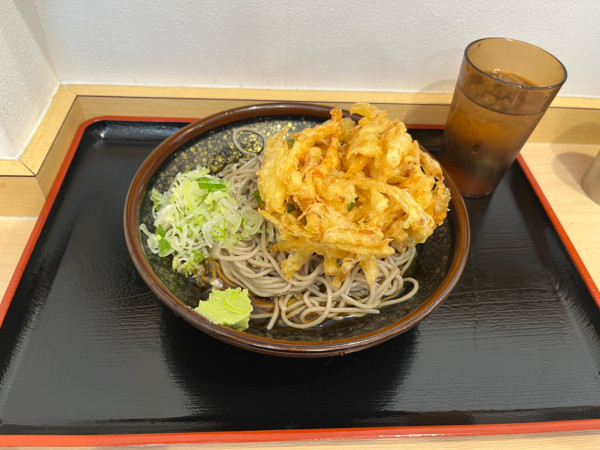 「冷やしかき揚げ天そば520円」@そば処 めとろ庵 上野店の写真