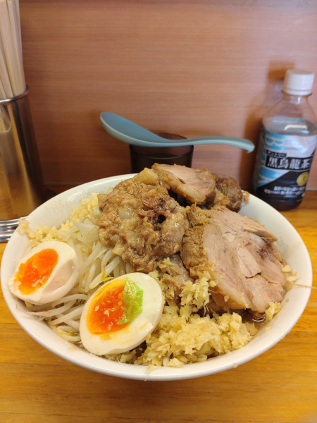 「小ラーメン　豚増し　味玉　しょうが　アブラ　にんにく」@ラーメン二郎 立川店の写真