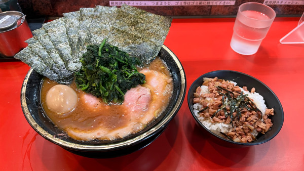 「ラーメン　玉子　ほうれん草　のり　チャーシューまぶしごはん」@環2家の写真