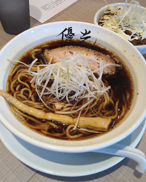「特性厚切り煮豚らーめん(京都BLACK)､炙りマヨ煮豚丼」@麺屋優光 名古屋店の写真