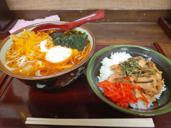 「ピリ辛たぬき温玉付きそば+ミニ鶏丼（サービス定食）」@船堀そば 文殊の写真
