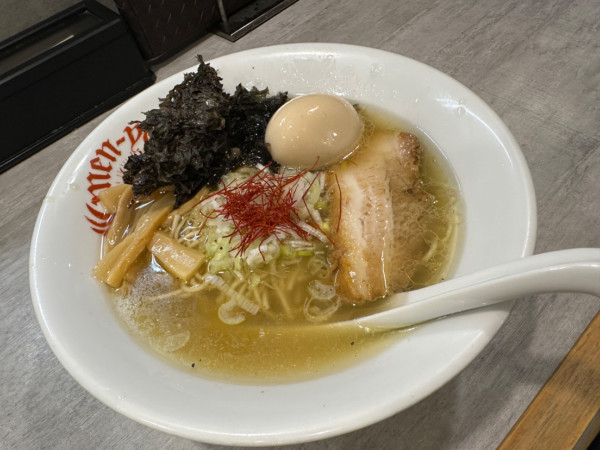 「味玉塩らーめん（並盛・150g）1,000円→900円」@らーめん酒場 福籠 通町店の写真