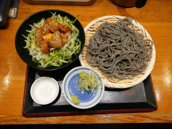 「漁師丼とそばのセット（1,000円）」@高田屋 川崎駅前店の写真