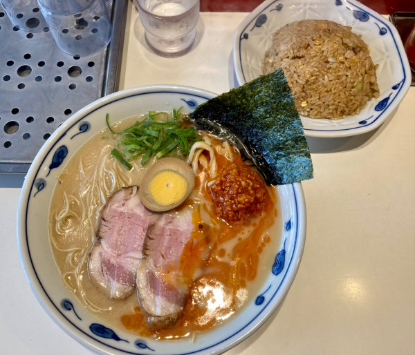 「赤いとんこつ(麺大盛)ヤキメシセット1440円」@らあめん英 本店の写真