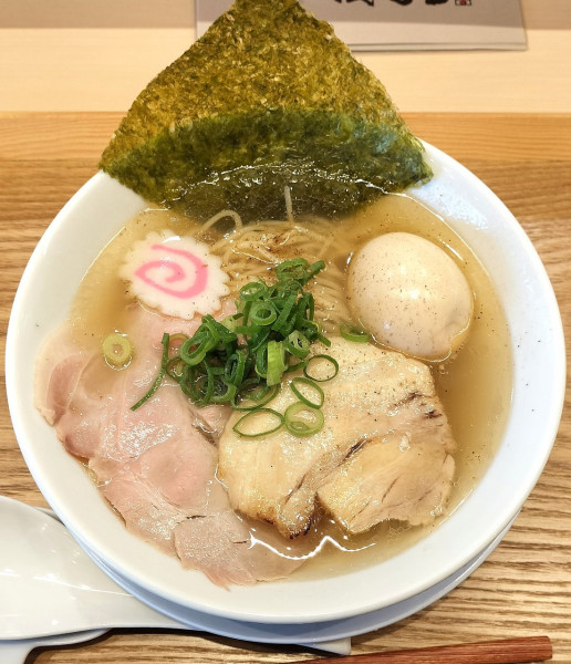 「魚介薫る貝ダシ汐らぁ麺 880円＋黄身が濃い濃厚味玉 150円」@らぁ麺 ほたるの写真