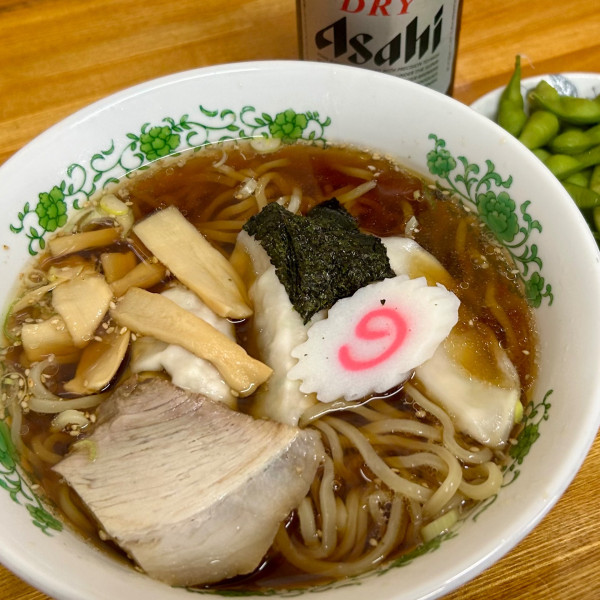 「餃子入りラーメン（太麺）＋アサヒスーパードライ中瓶」@ミナミ食堂の写真