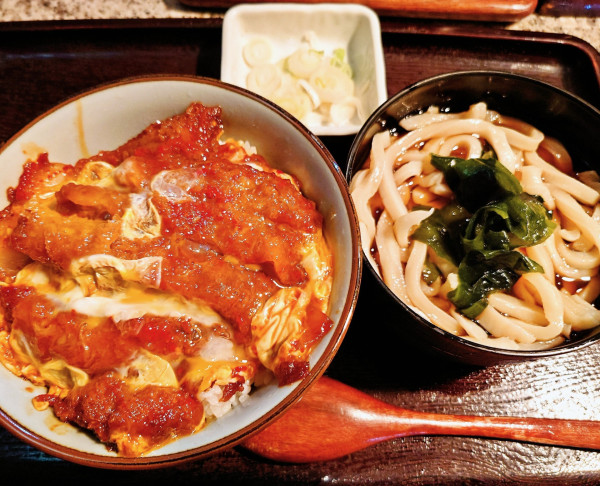 「辛子かつ丼うどん付き」@手打うどん ごんべえの写真