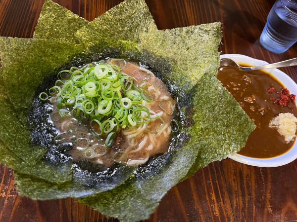 「横浜らーめん+のり　濃厚カレー ¥1,130」@横浜家系 佐倉家の写真