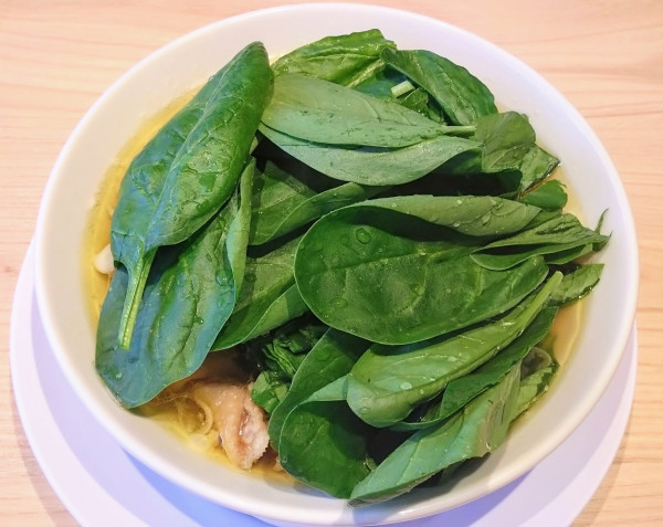 「塩生ほうれん草中華そば ￥1050」@手打 親鶏中華そば綾川 大成店の写真