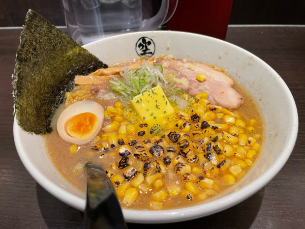 「焼きとうきびラーメン ¥1,530」@らーめん空 新千歳空港店の写真