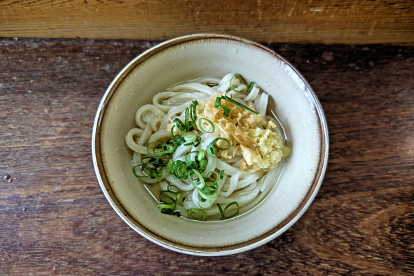 「かけ（小・温）」@なかむらうどんの写真