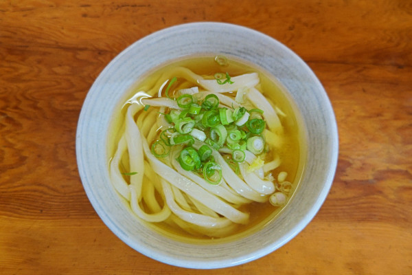 「かけ（小・冷）」@純手打うどん よしやの写真