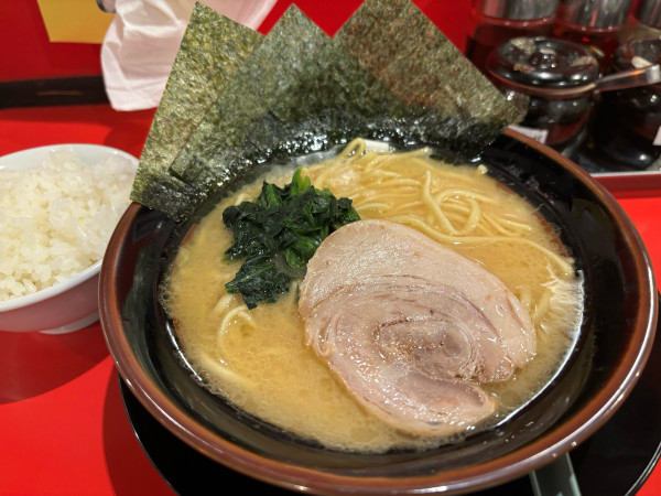 「ラーメン850円 ライス150円」@横浜家系ラーメン ええが家 千種駅前店の写真