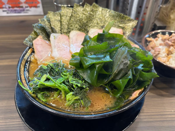 「チャーシューメン5枚　のり　生わかめ　カタコイオオ」@家系ラーメン がくの写真