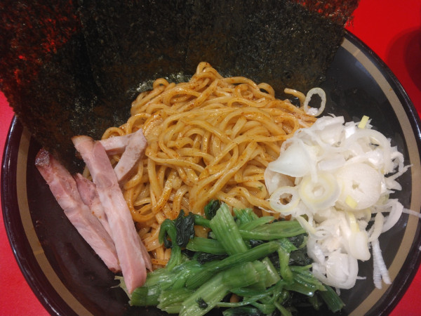 「麻辣油そば880円(発売記念500円)黄身卵100円、ライス」@家系ラーメン 王道乃印 柏店の写真