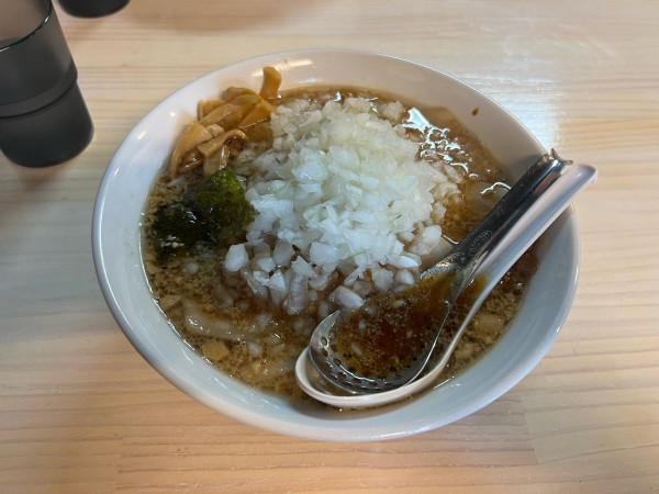 「こってり醤油ラーメン大盛チャーシュー玉ねぎ増し（1150）」@元祖敏々亭 びんびんの写真