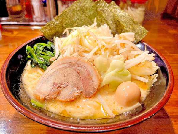 「醤油らーめん（830円）、もやキャベ（CP）」@横濱家系ラーメン たくみ家 つくば店の写真