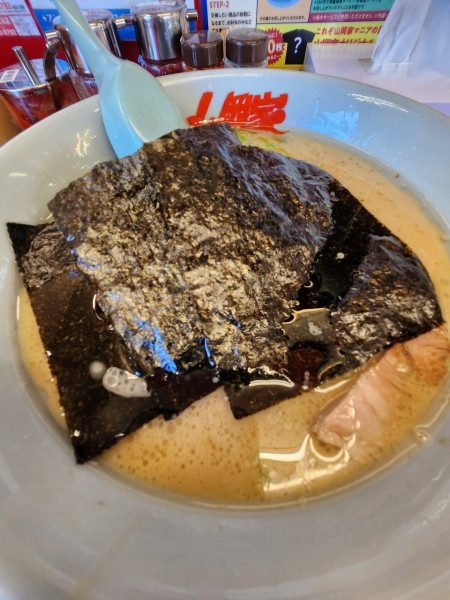 「醤油ラーメン+コロチャーシュー6個トッピング」@ラーメン山岡家 長浜店の写真