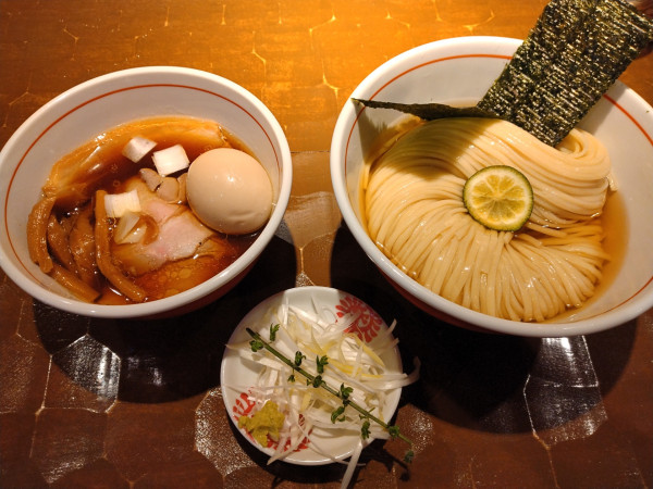 「特級昆布水つけ蕎麦　醤油、 大盛、薬味セット」@特級鶏蕎麦 龍介 土浦学園通り店の写真