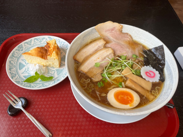 「醤油らーめん（大）＋ニューヨークチーズケーキ」@麺屋まるたけの写真