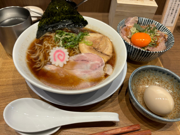 「淡麗中華そば+レアチャーシュー丼+味玉」@中華そば 無作の写真