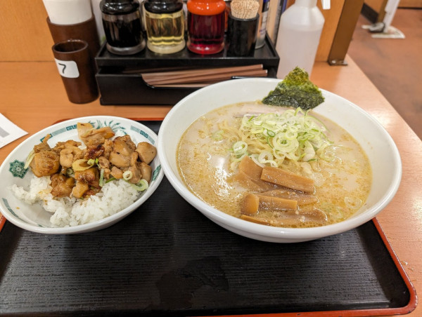 「とんこつラーメン・焼き鳥丼」@日高屋 田町西口店の写真