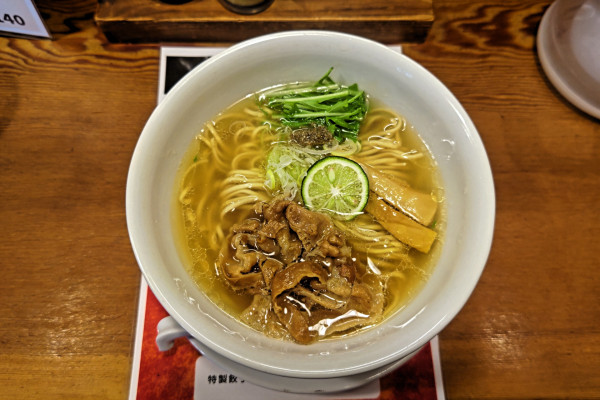 「塩らー麺（薄切りチャーシュー）」@らーめん工房 りょう花 束本店の写真