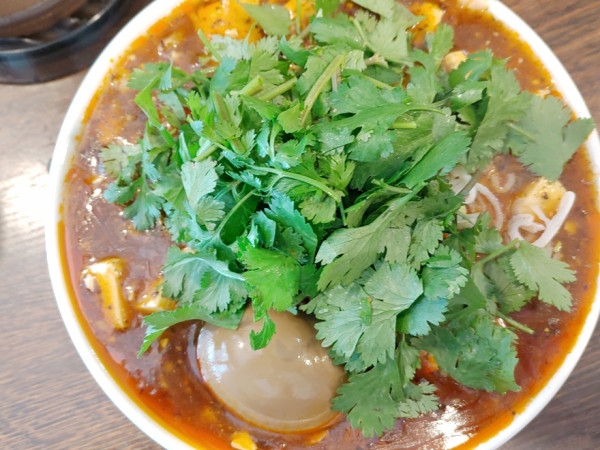 「麻婆豆腐麵（中華麺）＋味玉子＋パクチー」@元祖打卤麺 香辣居 8号店の写真