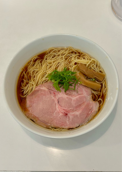 「醤油ラーメン大盛（850+100）」@麺笑の写真