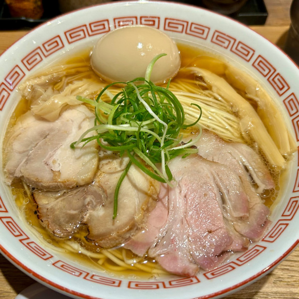 「醤油そば＋チャーシュー２枚＋味玉（先着３名サービス）」@麺処 明りの写真