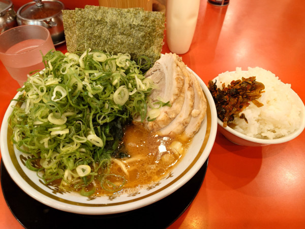 「九条ネギラーメン➕煮豚  ライス✖️４  硬め多め」@横浜家系ラーメン 大輝家の写真