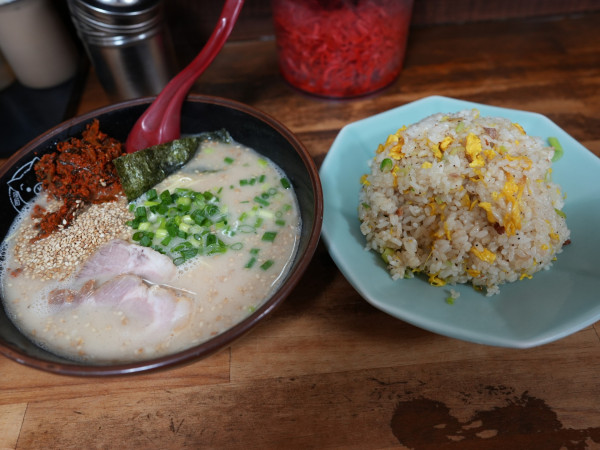 「博多ラーメン 粉落とし＋チャーハン」@博多ラーメン長浜や 上野店の写真