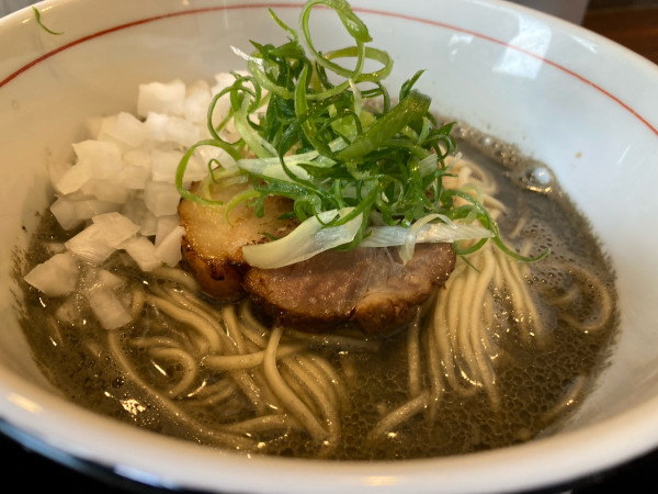 「煮干しソバ（白醤油）刻み玉ねぎ」@中華蕎麦 志の写真